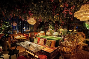 3 restaurants; breakfast, lunch, dinner, and brunch served