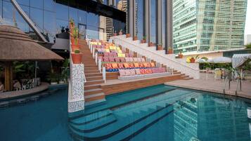 4 piscinas externas, funciona das 8h às 19h, barracas de cortesia