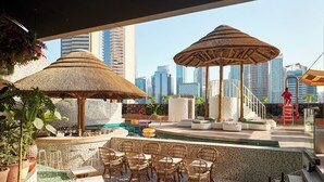 Quầy bar sát hồ bơi