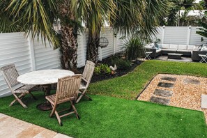 Outdoor dining - Towering Palms in Wilton Manors (Wilton Manors)