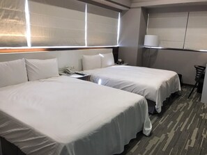 Desk, laptop workspace, free WiFi - ArtinnKunming (Taipei)