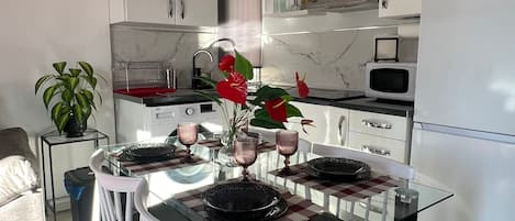 Kylskåp, mikrovågsugn, spishäll och grytor/köksredskap