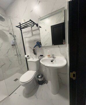 Shower, hair dryer, towels, soap - Royal Gines I apartment 10 minutes from Seville (Gines)