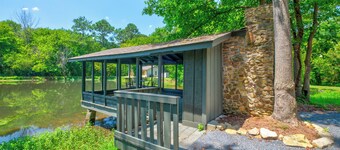 "Lakefront Retreat – Rustic Escape for Couples, Creatives, & Remote Workers"