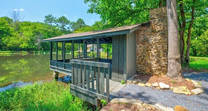 "Lakefront Retreat – Rustic Escape for Couples, Creatives, & Remote Workers"