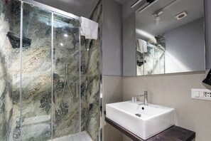 Deluxe Double Room, Partial Sea View | Bathroom - Mia Suites Beverello (Naples)
