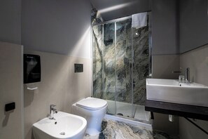 Dobbeltrom – deluxe, delvis sjøutsikt | Bad | Dusj, hårføner, håndklær og såpe