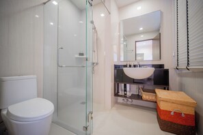 Sèche-cheveux, serviettes fournies, savon, shampoing