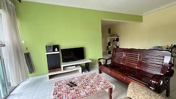 Appartement, balkon, uitzicht op stad | Woonruimte | Een flatscreentelevisie