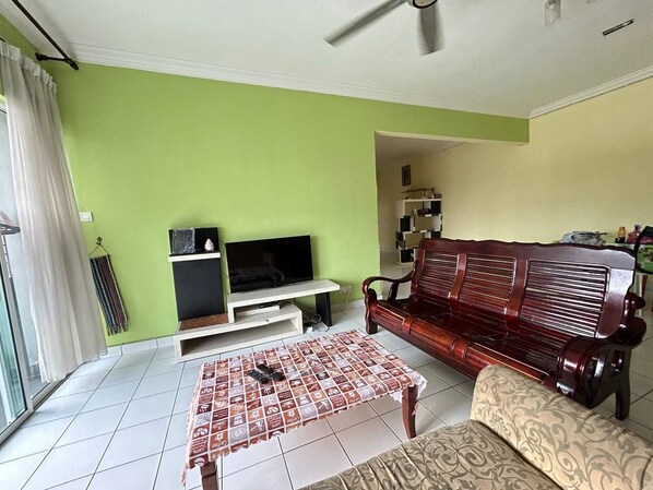 Apartament, balcó, vistes a la ciutat | Sala d'estar | Televisor de pantalla plana