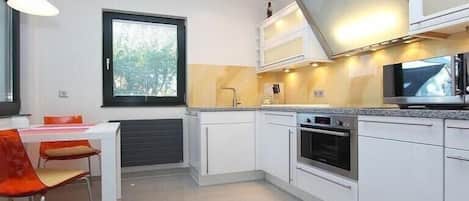 Fridge, oven, stovetop, dishwasher
