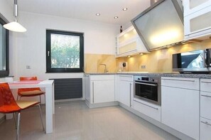 Fridge, oven, stovetop, dishwasher