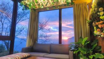 Family Quadruple Room, Mountain View | Ruang tamu