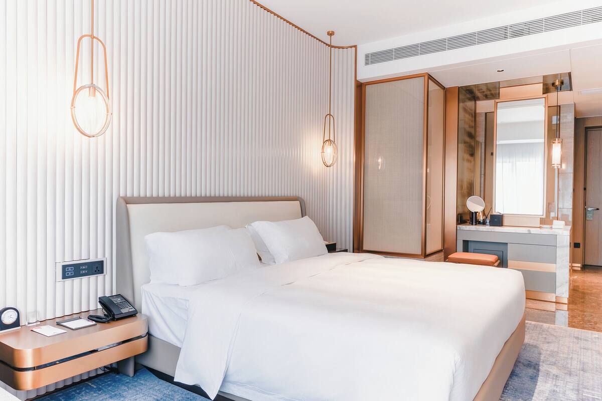 Down duvets, in-room safe, blackout curtains, free WiFi