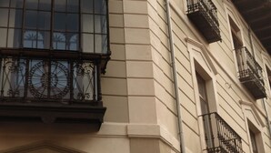 A building with multiple windows and balconies. - Rincón del Conde Suites (León)
