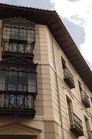 Un immeuble doté de nombreuses fenêtres et de balcons.