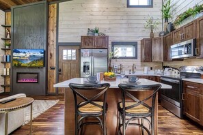 冷蔵庫、電子レンジ、オーブン、コンロ