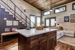 テレビ、暖炉、書斎 / ワークスペース