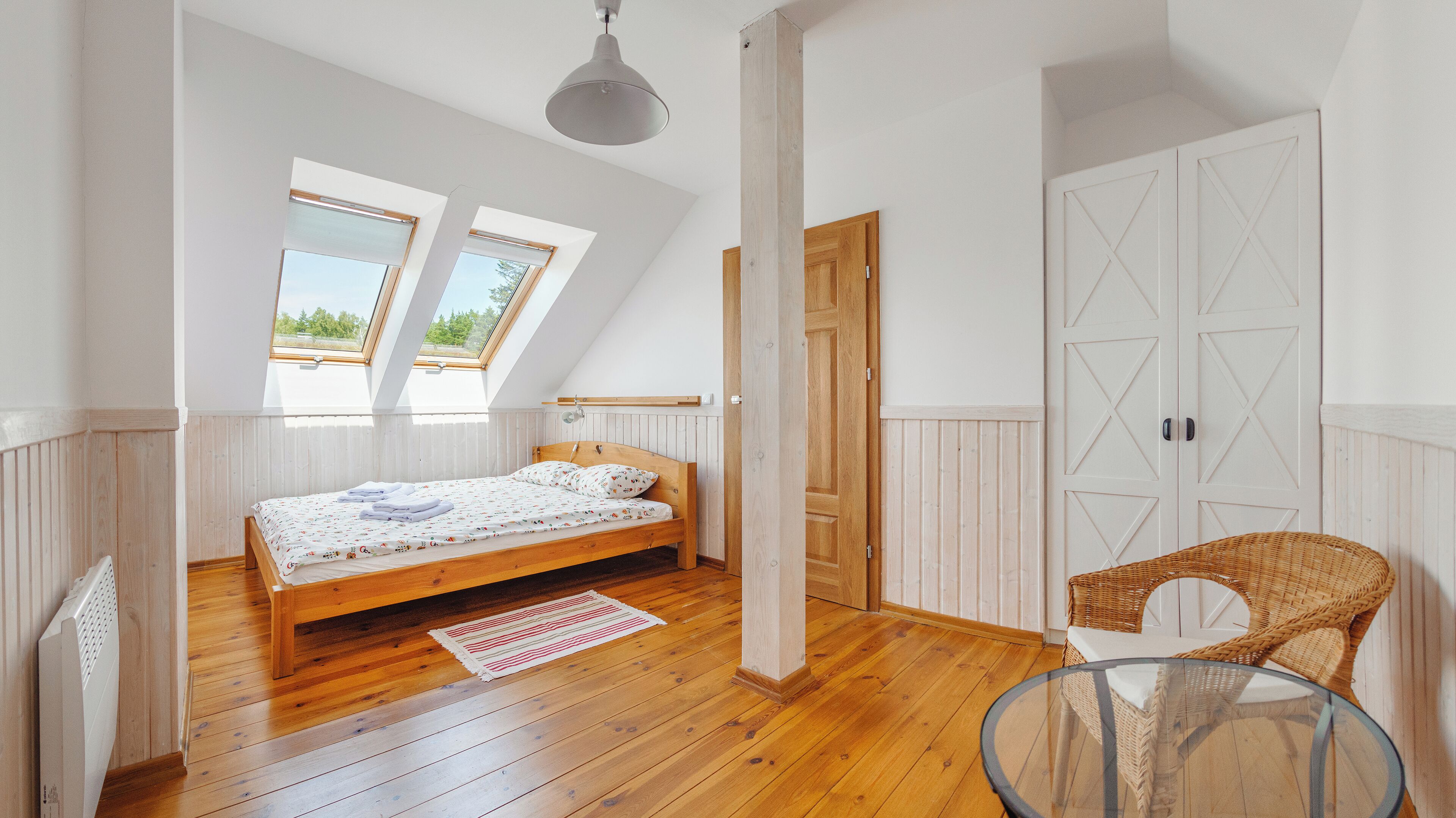 2 soverom, skrivebord for bærbar PC og sengetøy