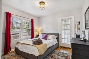 2 habitaciones, escritorio y tabla de planchar con plancha 