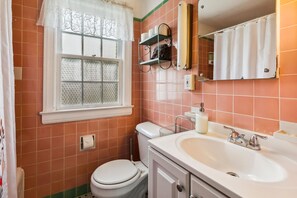 Regadera, secadora de cabello, toallas 