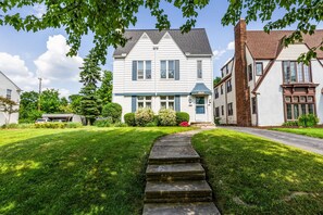 Exterior - Near CLE Clinic, UH & Case Western (Shaker Heights)