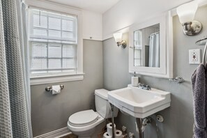 Douche, séchoir à cheveux, serviettes fournies