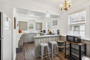 冷蔵庫、電子レンジ、オーブン、コンロ