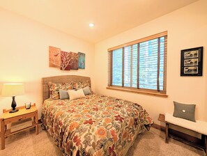 5 bedrooms, iron/ironing board, WiFi, bed sheets