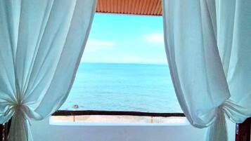 Superior Loft, Bay View | Desk, soundproofing, iron/ironing board, free WiFi