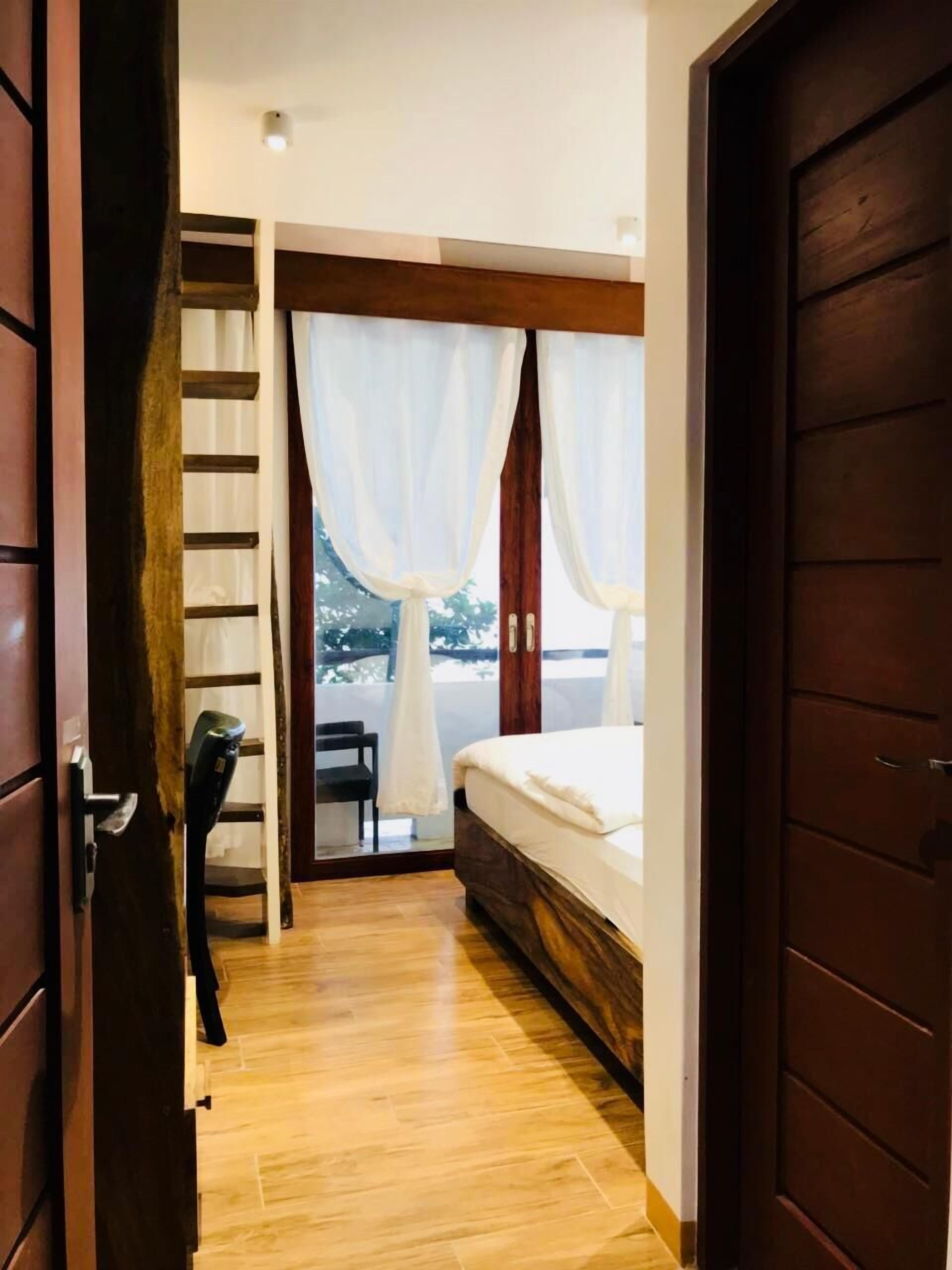 Superior Loft, Bay View | Desk, soundproofing, iron/ironing board, free WiFi