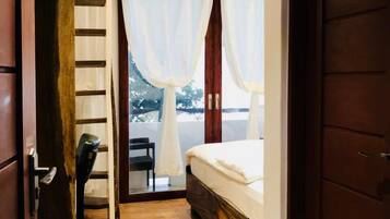 Escritorio, sistema de insonorización y tabla de planchar con plancha