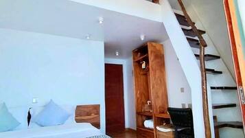 Escritorio, sistema de insonorización y tabla de planchar con plancha