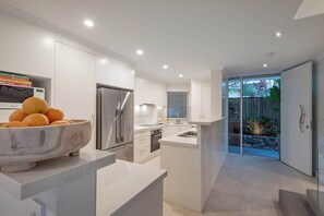 Coffee/tea maker, fridge, microwave, oven - Little Cove Haven - Naousa 4 with Rooftop deck (Noosa)
