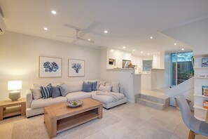 Smart-tv, bøger, stereoanlæg