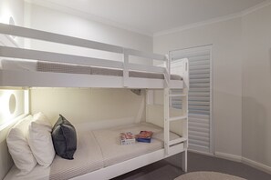 A bunk bed with a storage closet and a window. - Little Cove Haven - Naousa 4 with Rooftop deck (Noosa)