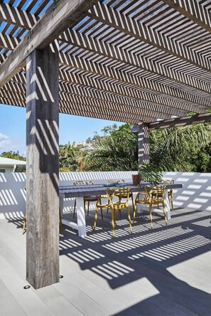 Outdoor dining - Mykonos Luxury Villa at Sunshine Beach (Noosa)