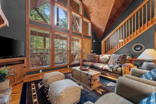 Four Suite Cabin by Silver Dollar City!