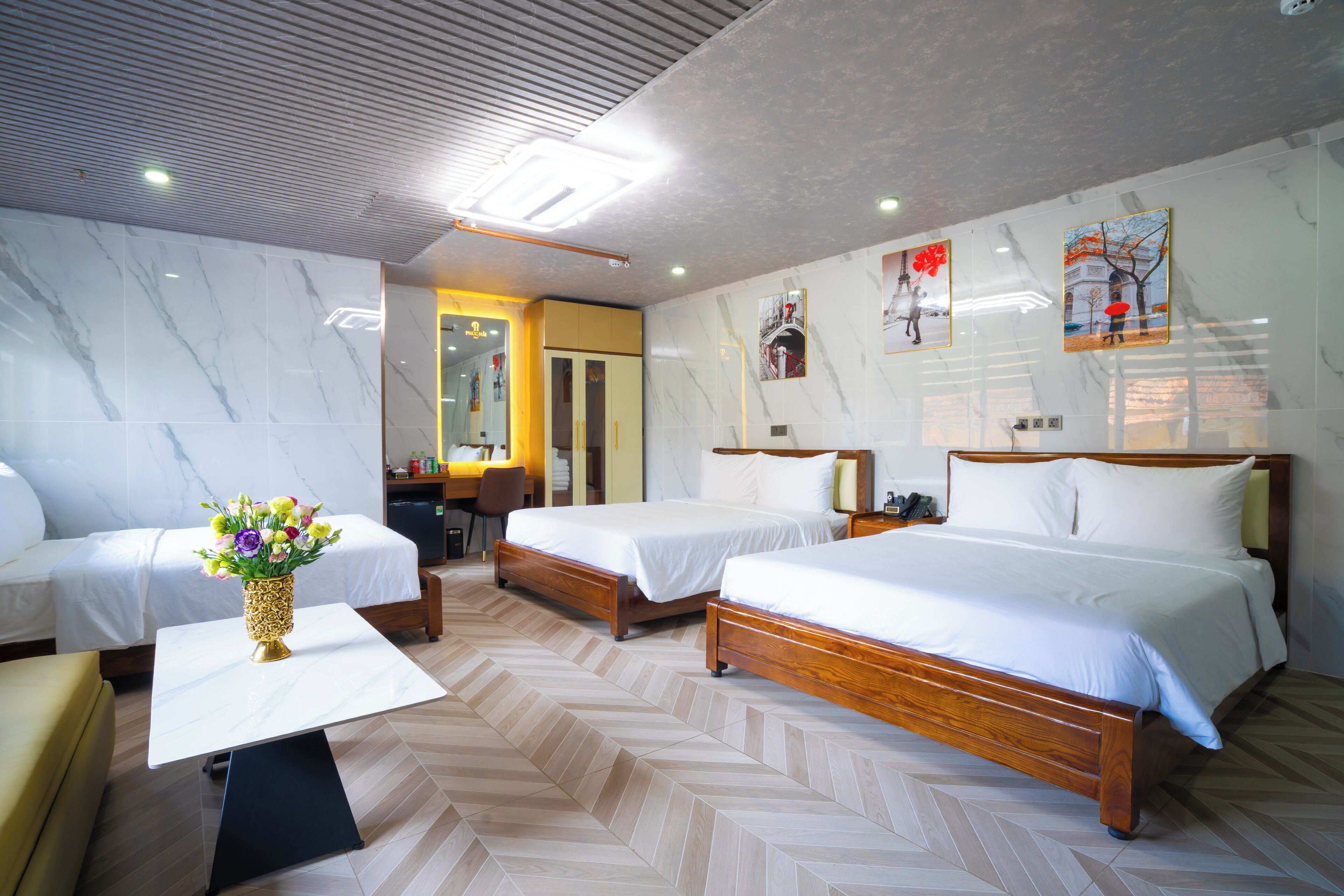 Una habitación de hotel con dos camas, un escritorio y una silla.