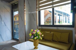 Familiekamer, Meerdere bedden, balkon | Luxe beddengoed, een minibar met enkele gratis items