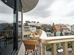 Habitación doble, balcón | Ropa de cama de alta calidad y artículos del minibar gratis 