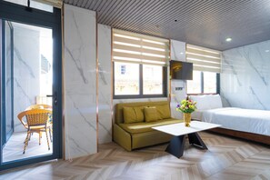 Familiekamer, Meerdere bedden, balkon | Luxe beddengoed, een minibar met enkele gratis items