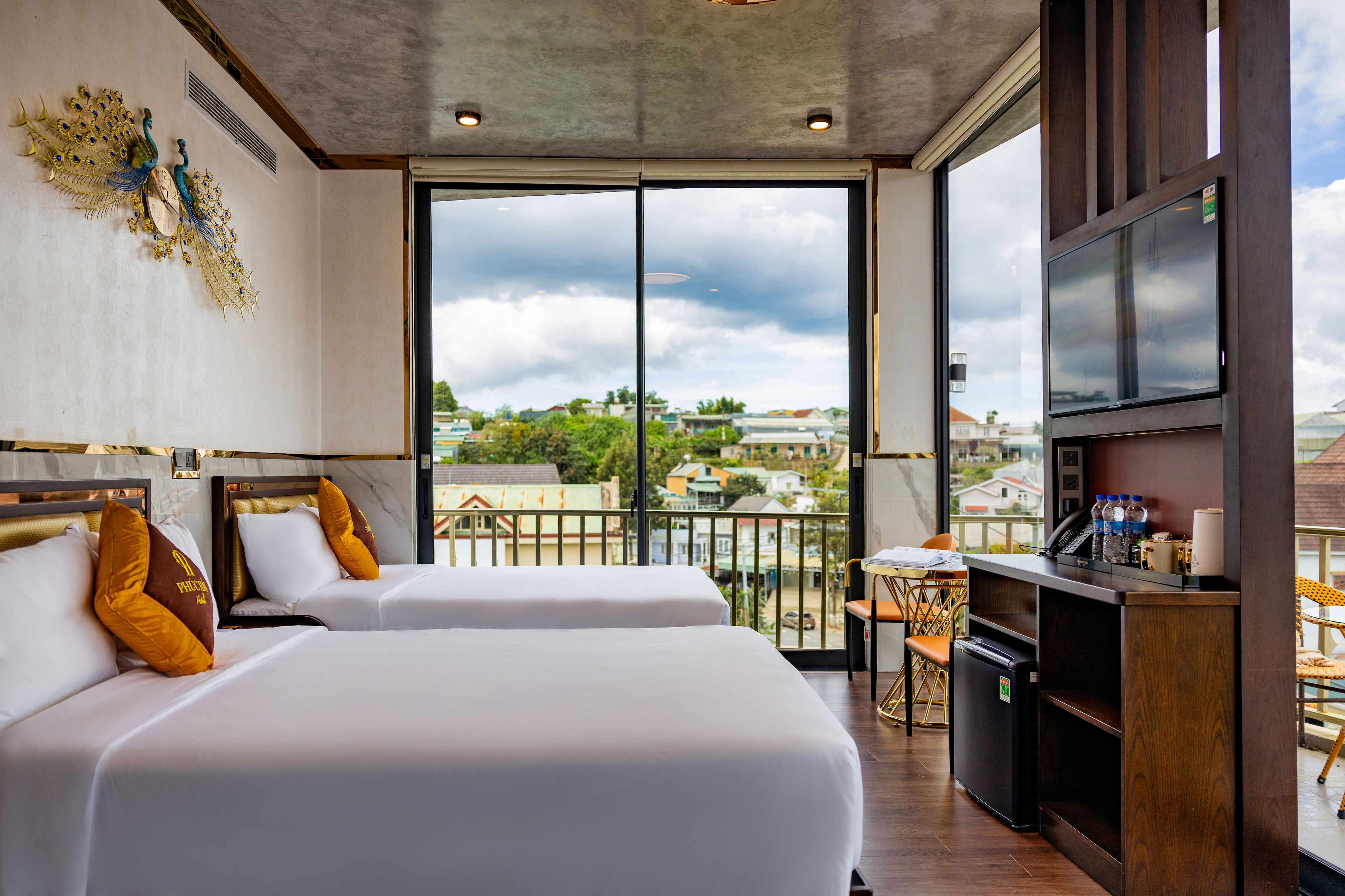 Luxury Room, 1 King Bed, Balcony | Premium bedding, free minibar items, individually decorated