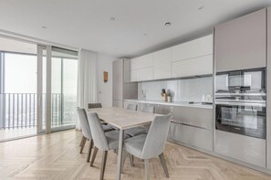Private kitchen - Sophisticated Elephant & Castle Apartment with Panoramic City View
 (London)