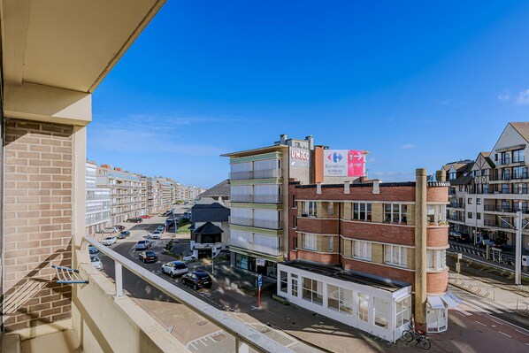 A multi-story building with a UNICO sign, a Carrefour logo, and a parking sign.