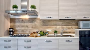 Full-size fridge, microwave, oven, stovetop