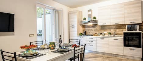 ثلاجة/مجمد بحجم كبير، ميكروويف، فرن، موقد طهي مسطح