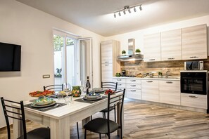 Grand réfrigérateur, micro-ondes, four, plaque de cuisson