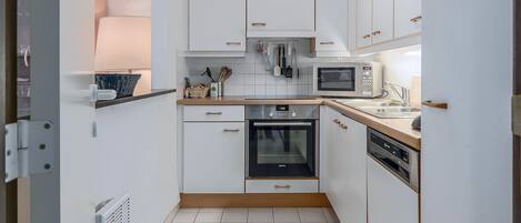 Réfrigérateur, un four, surface de cuisson, cafetiÚre-théiÚre