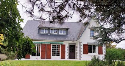 Maison idéale pour les familles, à 2 mm de la plage et 5 mm des commerces...